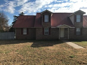 Building Photo - 2563B Carriage Dr