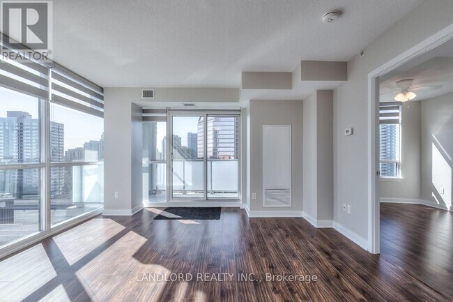 Photo du bâtiment - 5740 Yonge St