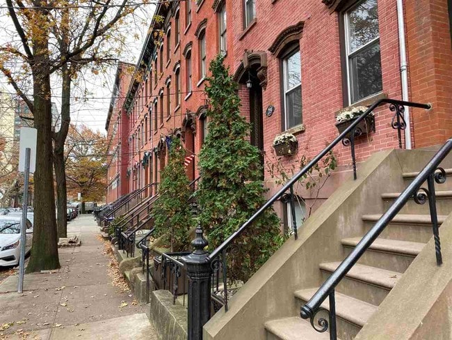Building Photo - 221 8th St