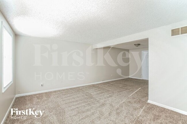 Building Photo - 2722 Pawnee Dr