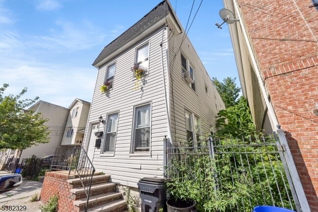 Building Photo - 45 Blum St