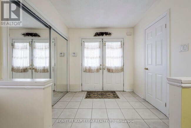 Building Photo - 243 Queen Mary Dr