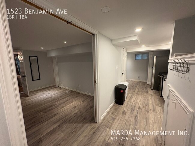 Building Photo - RENOVATED 1 BED/1BATH - LOWER UNIT ALL-INC...