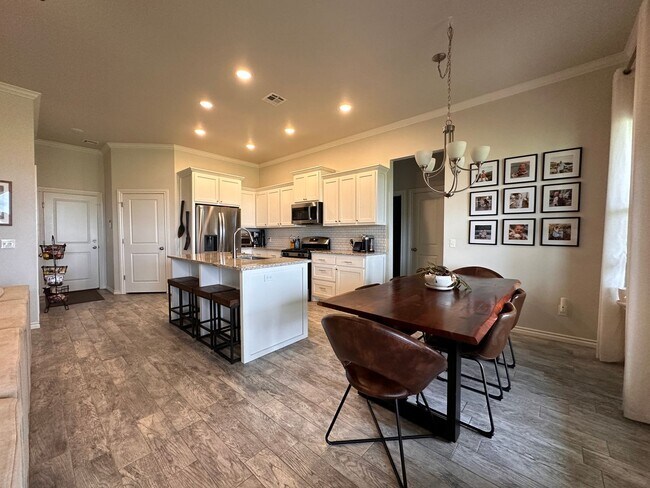 Building Photo - 5923 NE Yorktown Ct