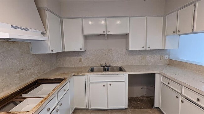 Building Photo - 6815 Moss Oaks Dr