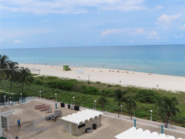 Foto del edificio - 5701 Collins Ave