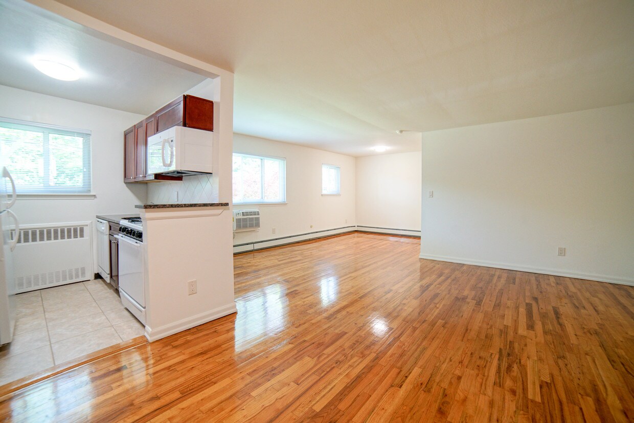 30 Wildwood Gardens, Port Washington, NY 11050 Apartments in Port