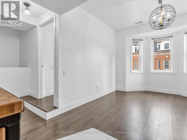 Photo du bâtiment - 760 Lawrence Ave W