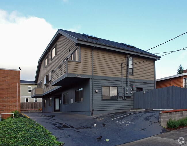 Building Photo - 4507 Sunnyside Ave N