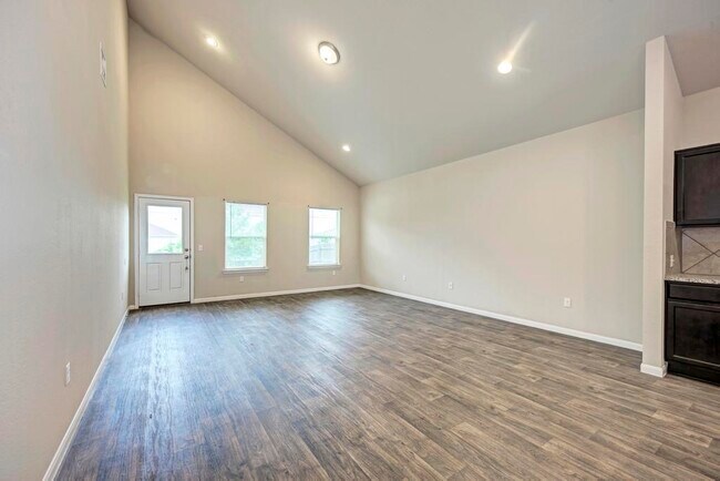 Building Photo - 906 Comal Run