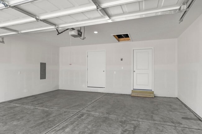 Foto del edificio - 4 bedroom home with a fenced in yard!