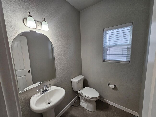 Building Photo - 3 Bed 3 Bath House in 80908!!