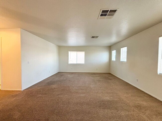 Foto del edificio - Beautiful 2 story, 4 bedroom home located ...