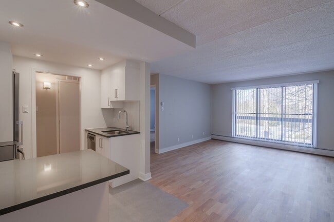 Building Photo - 1570 Avenue Filion