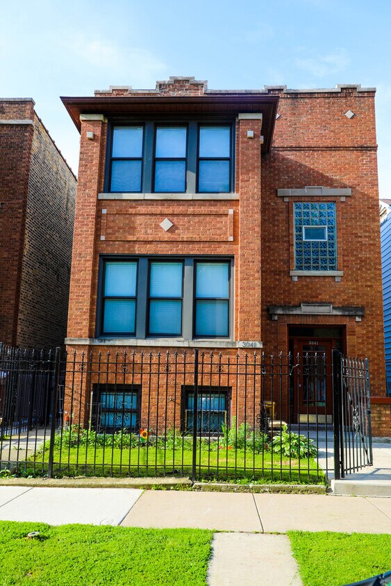 Primary Photo - 3041 W Ainslie St