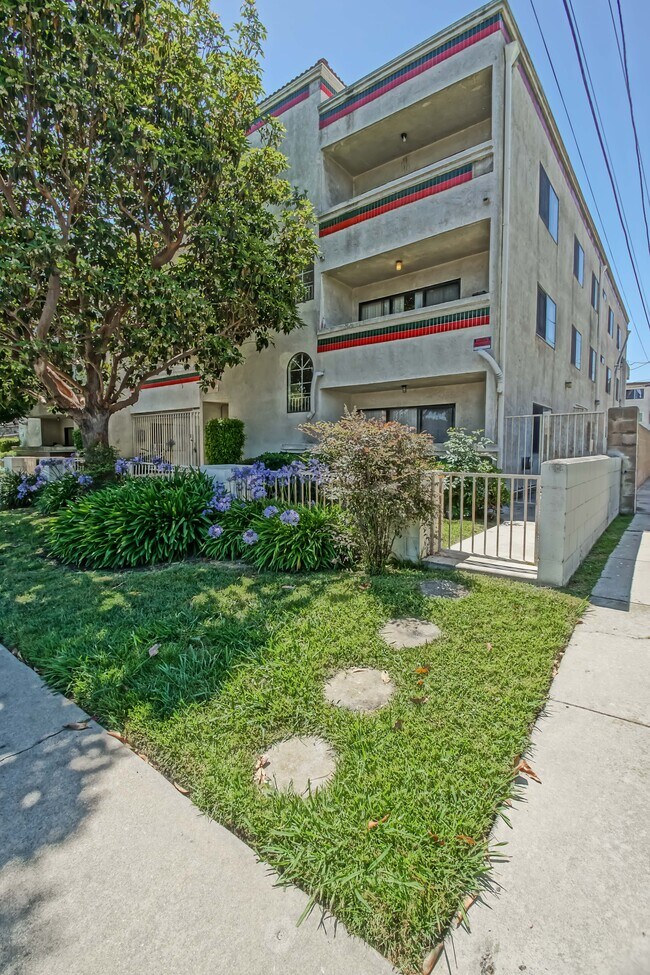 Foto del edificio - 1652 W 204th St