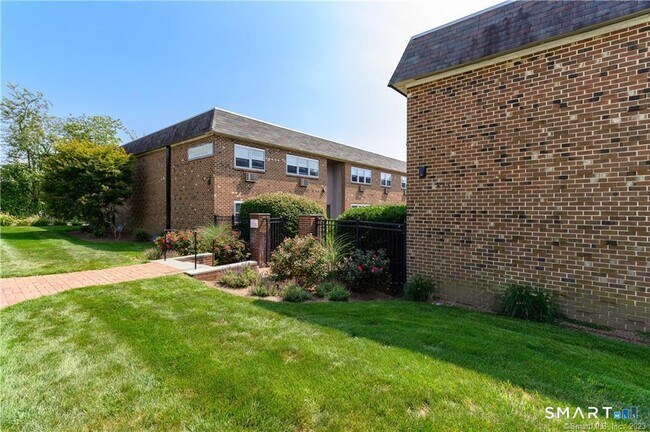 Building Photo - 637 Cove Rd