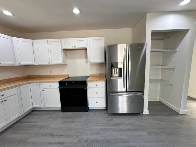 Building Photo - 560 White Pine Dr