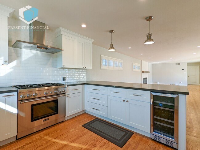 Building Photo - 3 br, 2 bath House - 540 West Hillsdale Blvd.