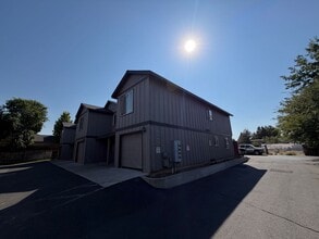 Building Photo - 1964 SW Reindeer Ave