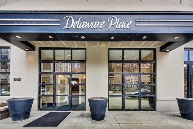 Building Photo - 33 W Delaware Pl