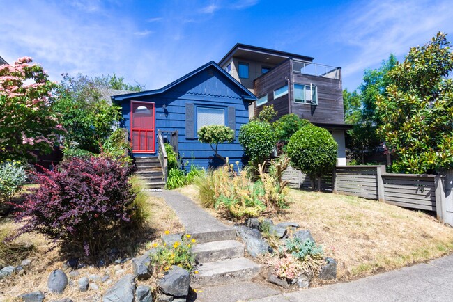 Building Photo - 2bd/1ba Seattle Home