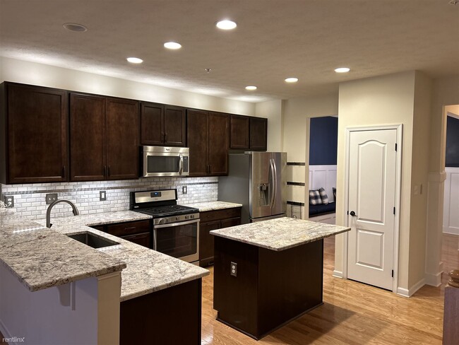 Foto del edificio - 4 br, 3.5 bath Townhome - 120 Robert Street