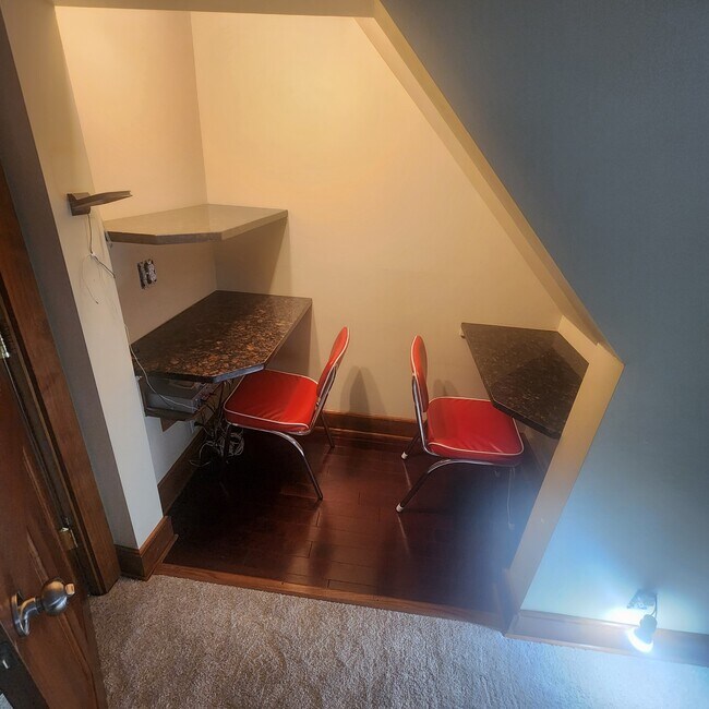 Espacio de oficina fuera del dormitorio principal - 807 Starkweather Ave