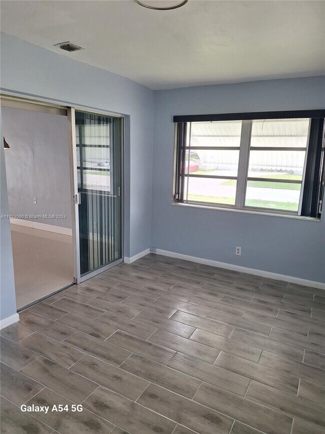 Foto del edificio - 2221 N 61st Terrace