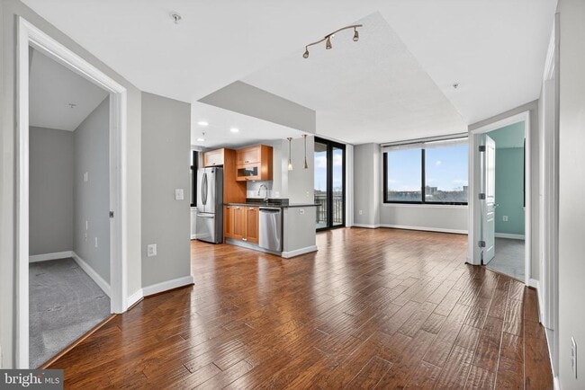 Building Photo - 2451 Midtown Ave