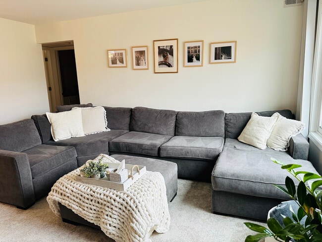 Building Photo - 9340 Hamilton Ct