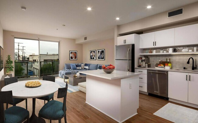 Moderno concepto abierto para áreas de estar y comedor - Venice on Rose