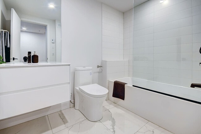 Building Photo - 2318 Rue Sainte-Catherine E