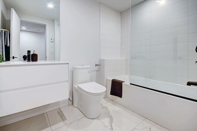 Building Photo - 2320 Rue Sainte-Catherine E