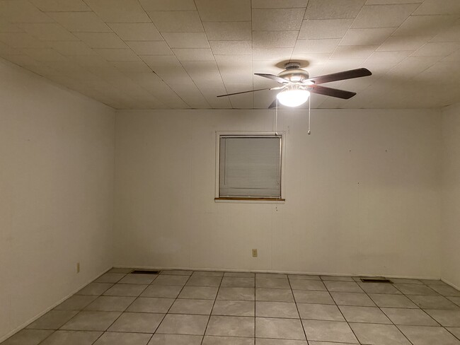 Large bedroom - 202 Christopher Dr