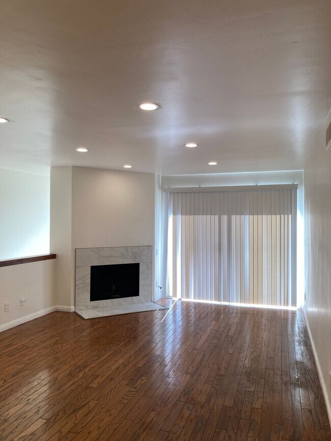 Foto del edificio - Spacious Tierresanta Condo with Garage!