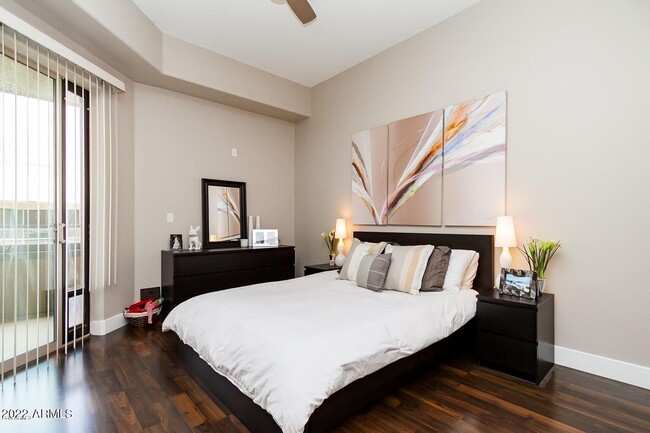 Building Photo - 945 E Playa Del Norte Dr