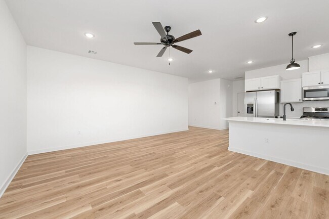 Foto del edificio - BRAND NEW 3 Bedroom/2 Bath Duplex in Godda...