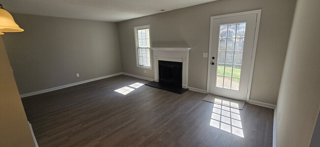 Building Photo - Great townhome convenient to shopping