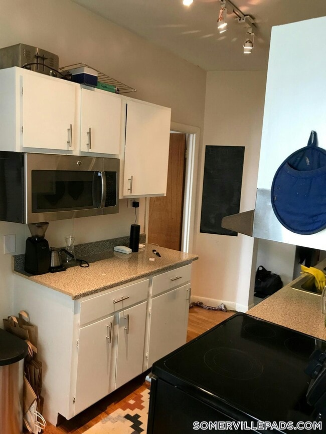 Building Photo - 3 Calvin St