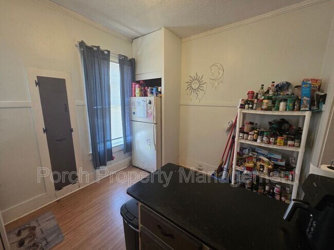 Foto del edificio - 217 W Belmont St