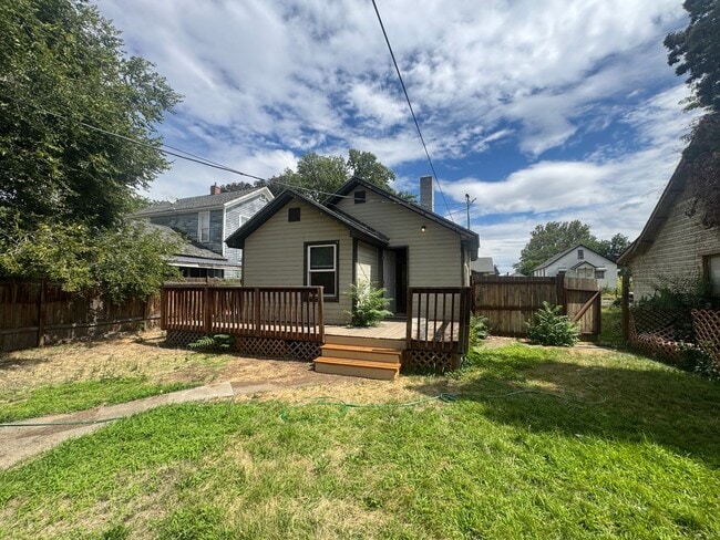 Foto del edificio - Non-Refundable & Security Deposit Total: $1200.00