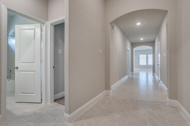 Foto del edificio - 211 Red Oak Dr