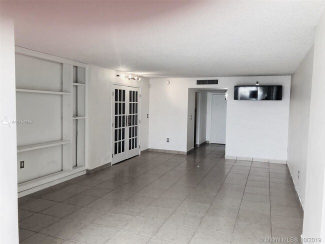 Foto del edificio - 6450 Collins Ave