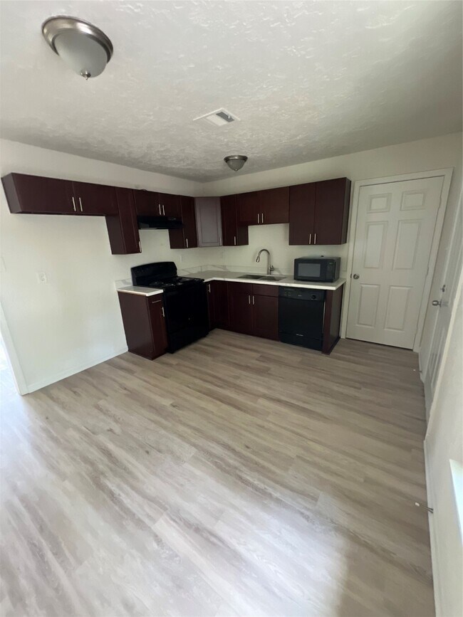 Building Photo - 5915 Beldart St