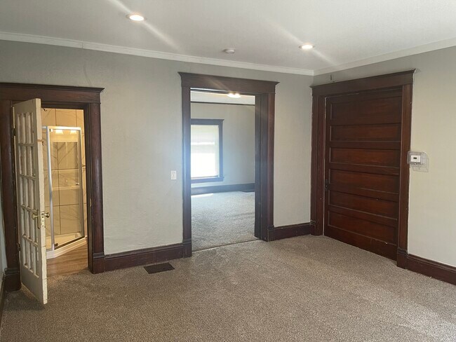 Bedroom - 1700 W University St