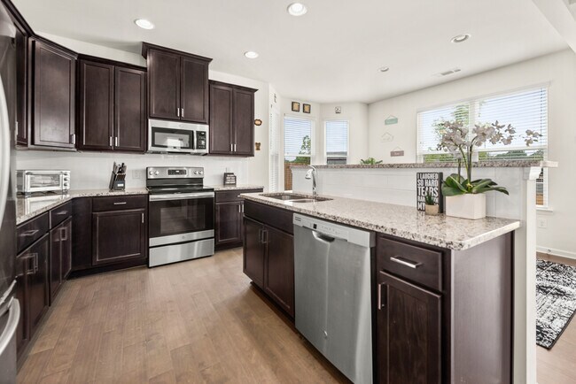 Foto del edificio - 839 Regal Ln SW