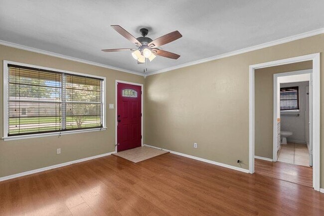 Building Photo - 807 Temple Dr