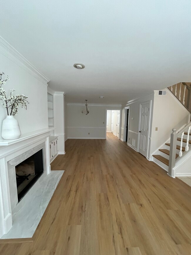 Main living area - 880 Lenox Oaks Cir NE