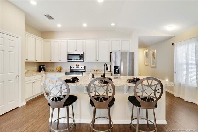Building Photo - 5160 NW Pine Trail Cir